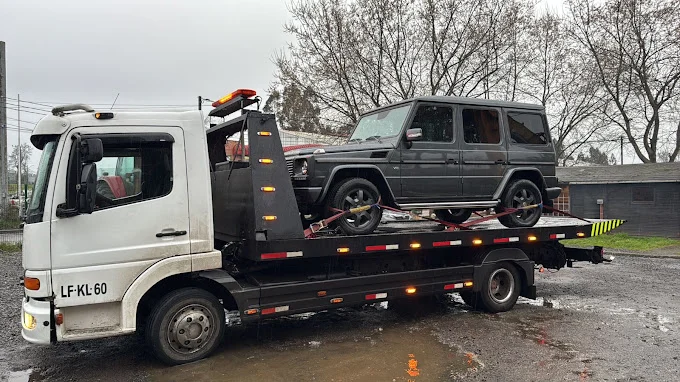 Grúa Mercedes-Benz Atego trasladando un Mercedes-Benz Clase G