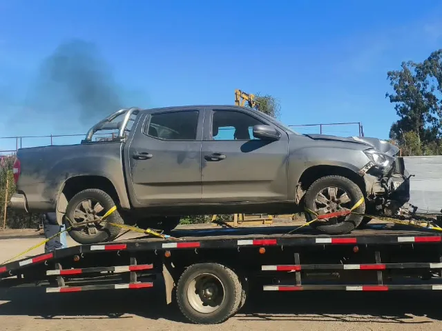 Camioneta chocada sobre grúa plataforma